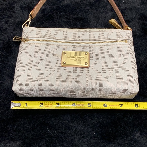 MICHAEL KORS CREAM WRISTLET - Picture 5 of 6